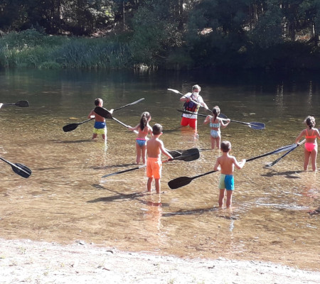 Crianças felizes em animação infantil